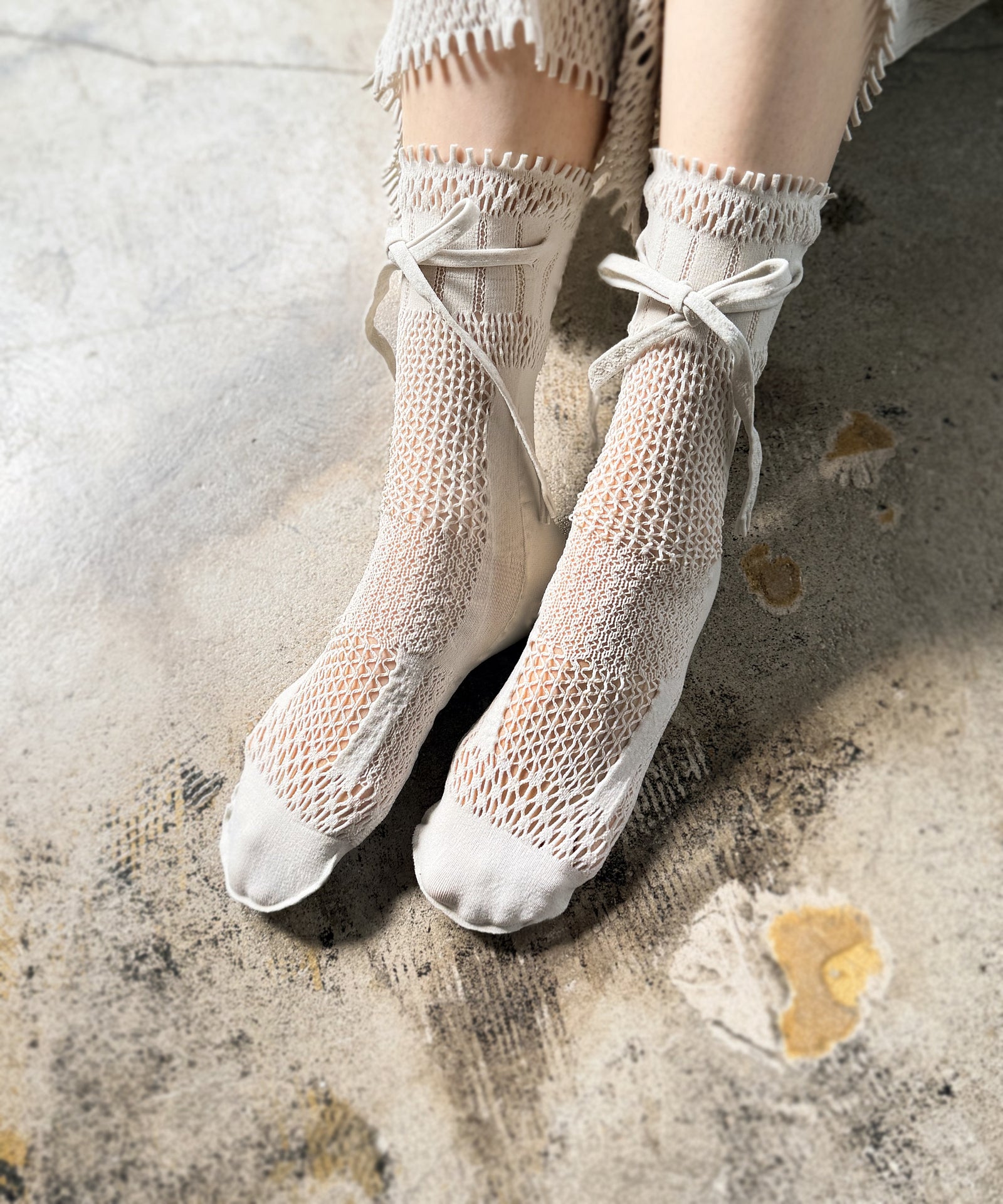 tri.R 】Ribbon front lace Socks / NS420N-95/charcoal – bec de